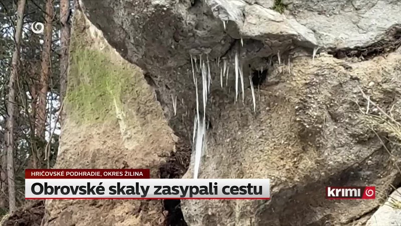Obrovské skaly zasypali cestu