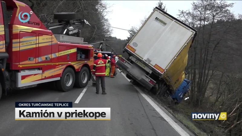 Kamión v priekope