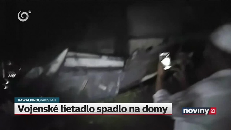 Vojenské lietadlo spadlo na domy