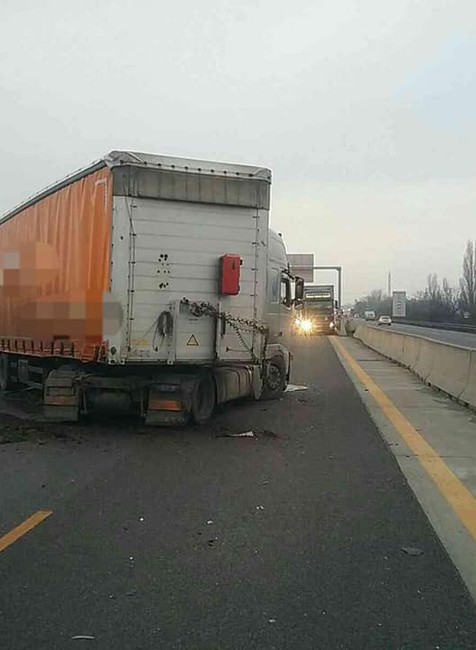 Zrážka kamióna s osobným autom: Diaľnicu pri Bratislave museli uzatvoriť