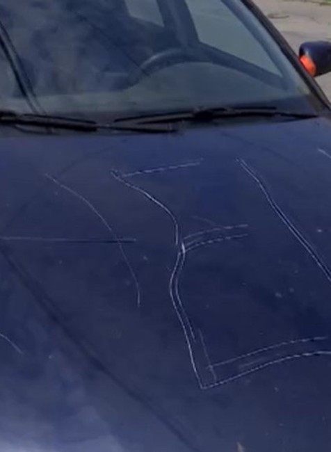 Nahý muž rozbíjal autá