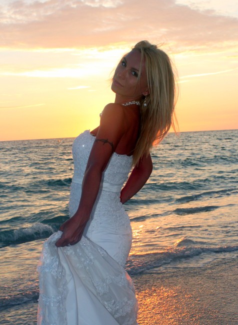 Stanka na pláži pri západe slnka