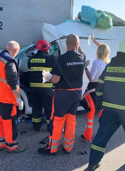 Pri Galante sa zrazila dodávka s kamiónom