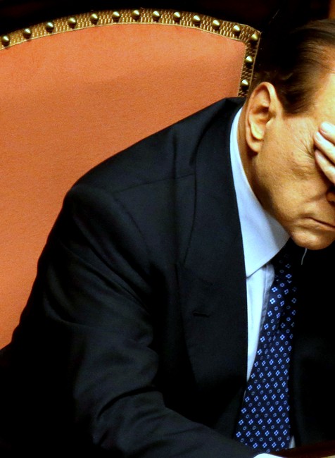 Silvio Berlusconi hlava v rukách nevidno tvár