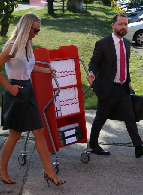 Obhajca Pavla Ruska prichádza na pojednávanie