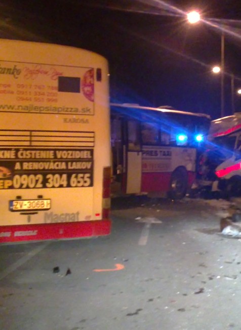 sídlisko Sásová v BB nehoda sanitka autobus 4