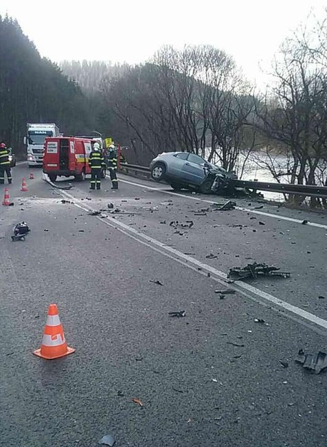 Čelná zrážka auta s kamiónom si vyžiadala jednu obeť.