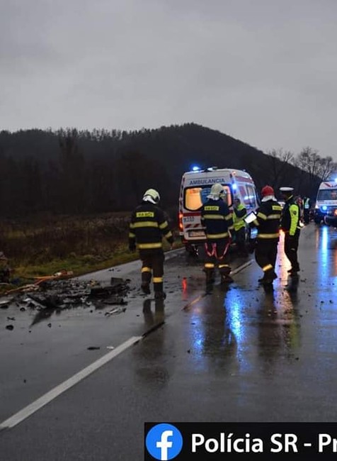 Čelná zrážka sa skončila tragicky, vodič zraneniam na miesto podľahol