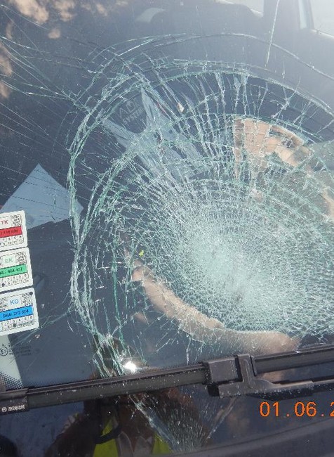 Nehoda pri odbočovaní. Vodič auta nedal prednosť motocyklu