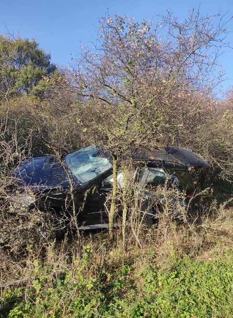 Kuriózna nehoda: Auto sa rútilo samé dole zjazdovkou, 17-ročné dievča skončilo v nemocnici