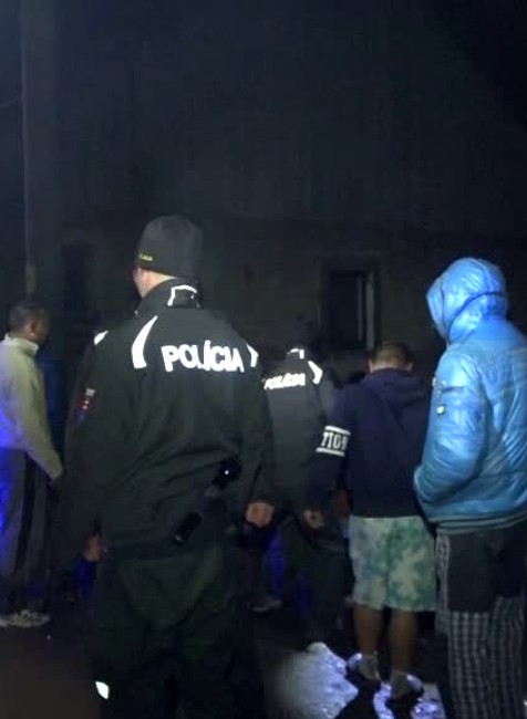 Bitka v osade. Vzduchom lietali sekery, kamene a polená