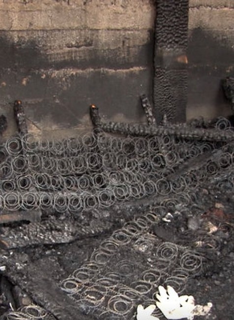 Muž uhorel vo vlastnom bývaní. Jeho telo našli až po uhasení požiaru