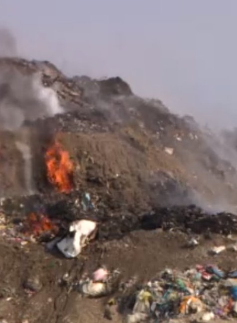 Požiar na skládke odpadu.