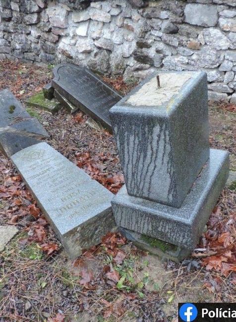 Policajti vypátrali vandalov, ktorí poškodili náhrobné kamene v Rajci. Ide o skupinu chlapcov
