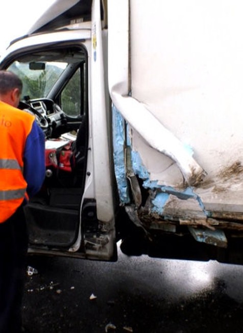 Železná zábrana prepichla celé auto. Mladíka okamžite previezli do nemocnice