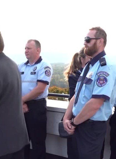 Mestskí policajti sa zhromaždili pred národnou radou. Žiadajú rovnaké podmienky ako kolegovia z ozbrojených zložiek