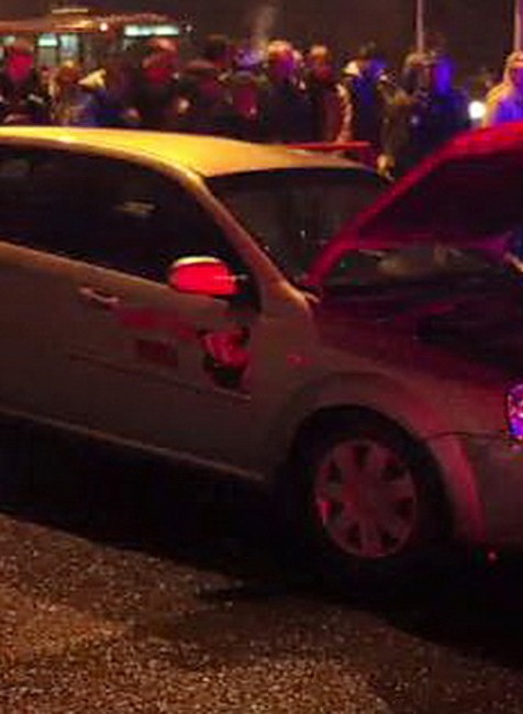 Automobil po nehode, zničené auto, narazené, KE