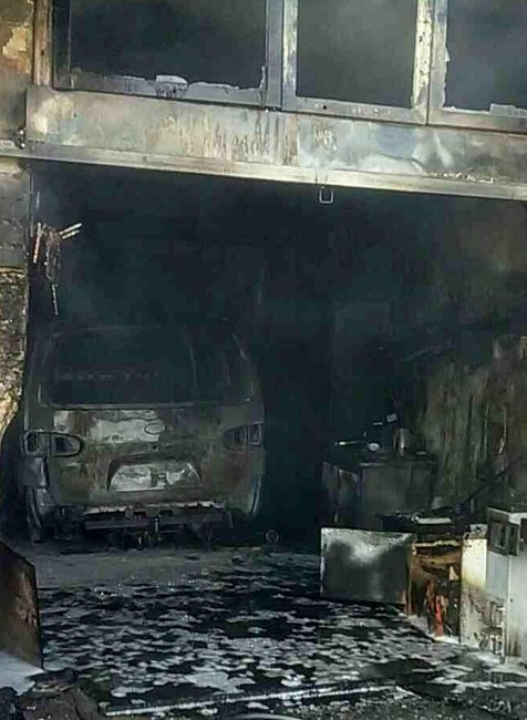 Hasiči zasahovali pri požiari. Plamene zachvátili strechu družstva