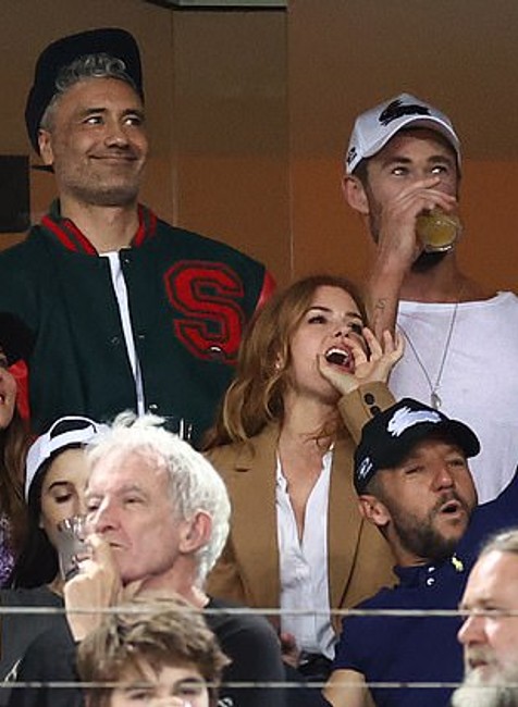 40973152-9406121-Hoot_At_one_stage_Isla_put_her_hand_to_her_mouth_as_she_bellowed-a-19_1616915832931