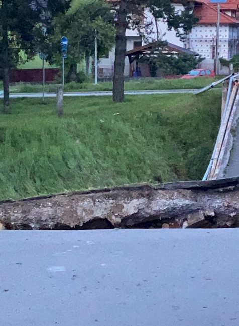 Na východe Slovenska sa zrútil most.