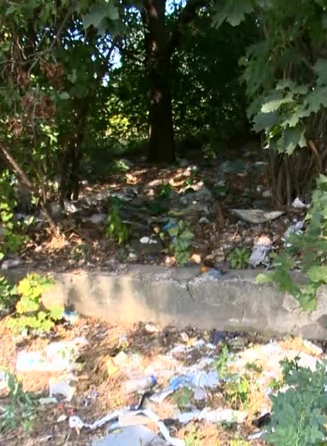 Košický blší trh sa mení na čiernu skládku. Odpad tam ľudia privážajú každý deň