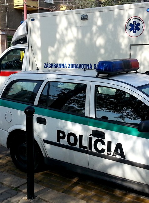 Policajti a záchranári pred panelákom