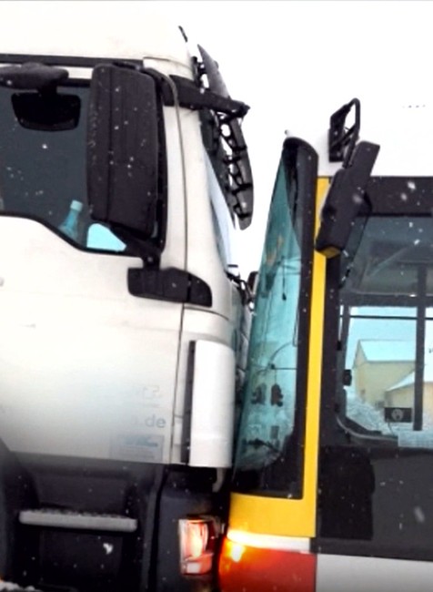 Česko zasiahlo nečakane silné sneženie, z pražského letiska museli odkláňať lety