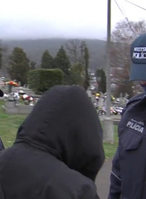 Policajti začali s kontrolami aj na cintorínoch. 