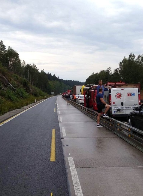 Kolóna D1 Česká republika horiaci kamión