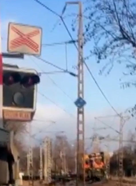 Na priecestie prichádza vlak, svetlá ale nesvietia, závory sa nezatvárajú. Čo je povinnosťou vodiča?