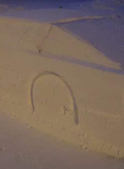 Odparkované auto zo snehu 