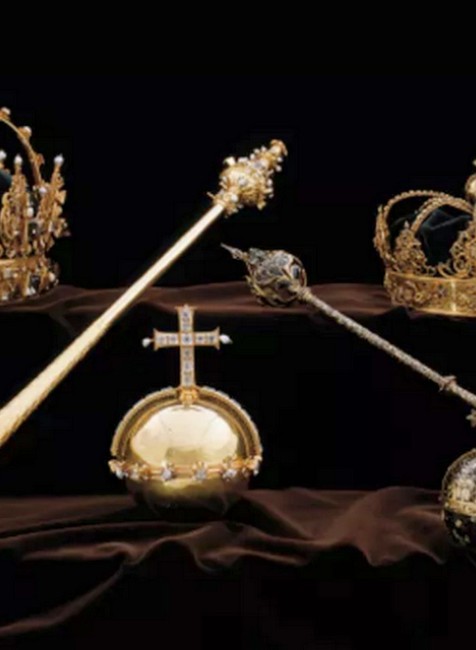 Zlodeji ukradli kráľovské koruny aj klenoty. Z katedrály utiekli na motorovom člne.jpg