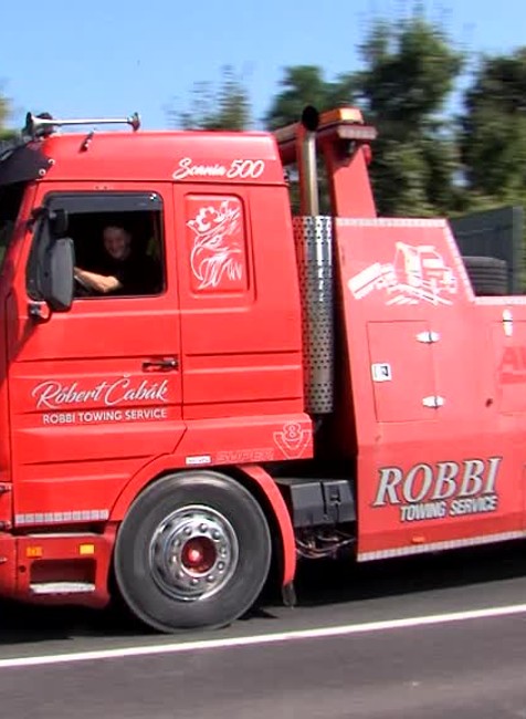 Motorkár skončil v priekope po tom, ako mu do cesty vbehlo zviera. Pomohli mu až pracovníci odťahovky