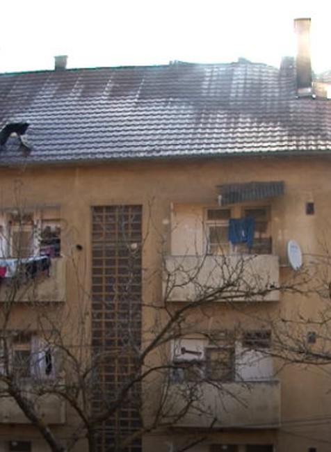 Oheň zachvátil bytovku. Medzi evakuovanými bolo aj 4-mesačné bábätko