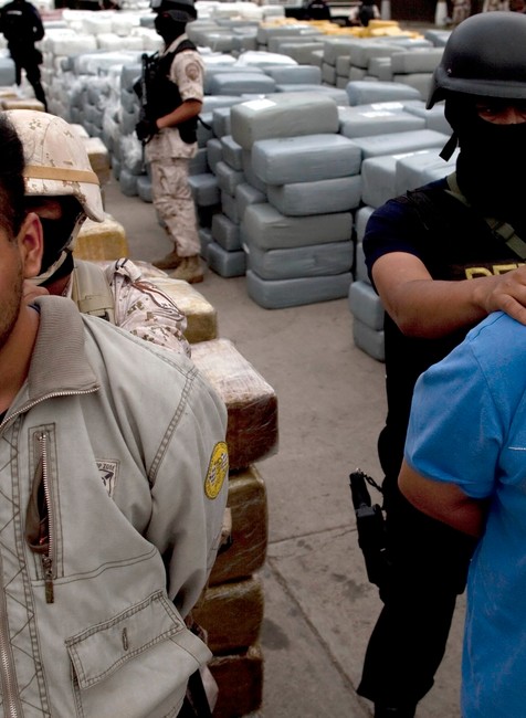 zadržaní díleri po protidrogovej akcii v Mexiku 2