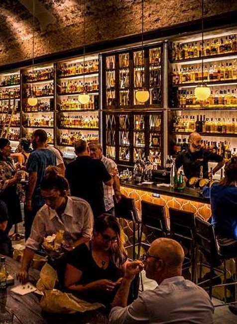 Whiskey bar a múzeum v Tel Avive