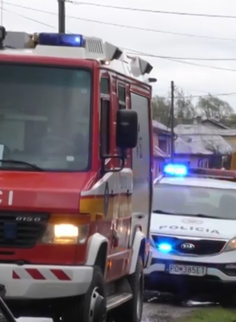 Hasiči pri nehode auta 