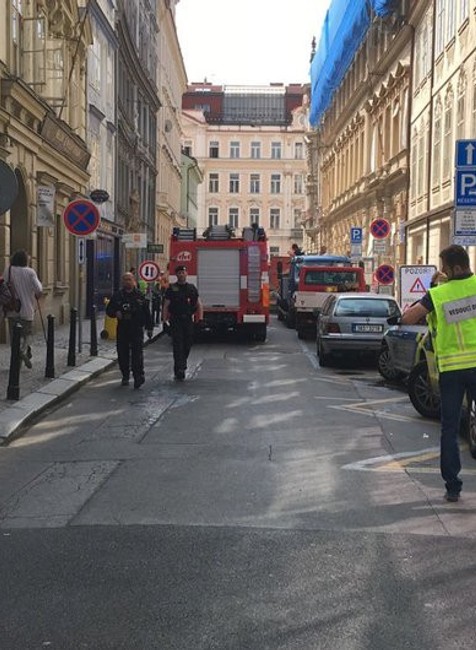 V centre Prahy sa zrútila časť budovy, zavalila niekoľko ľudí