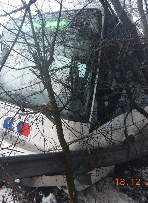 Vodič dostal pri Banskej Štiavnici šmyk. S autobusom ostal zachytený o zvodidlá