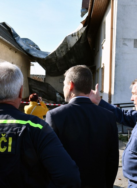 Vláda mimoriadne presunula rokovanie do Lekároviec. Po veternej smršti obci pomôže