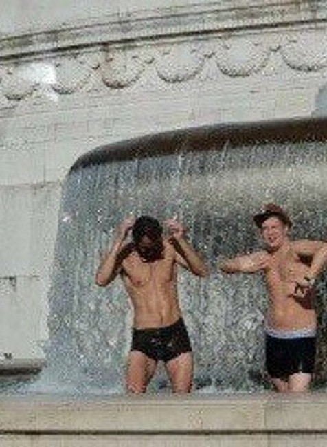 Polícia pátra po turistoch z fontány