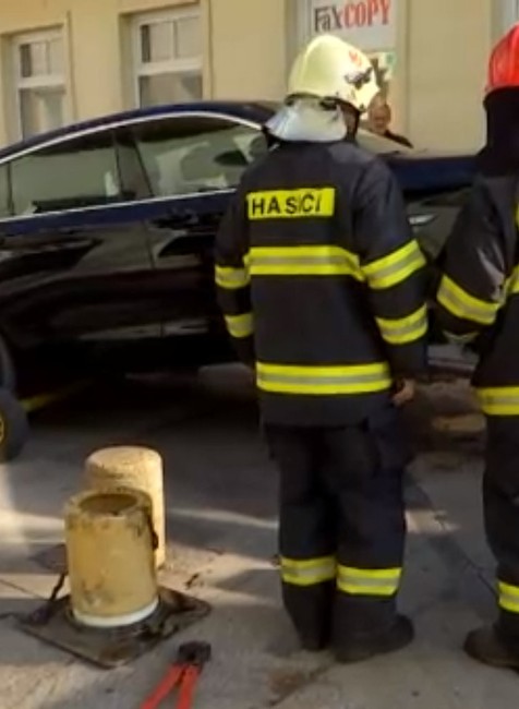 Jazda v protismere na pešej zóne vyjde vodiča draho. Zostal visieť na stĺpiku