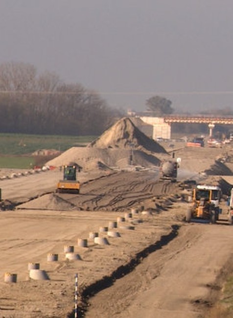 Vodičov čakajú nové diaľnice a rýchlostné cesty. Minister Érsek ale hlási vážny problém