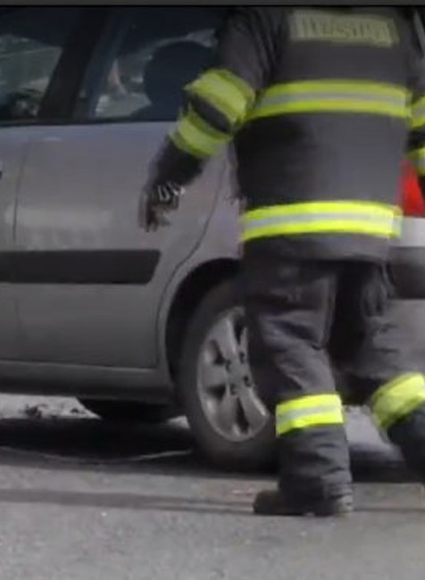 Žena niekoľko metrov pred domom havarovala. Auto skončilo na streche