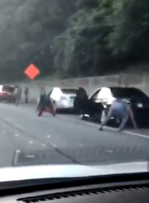 Ľudia neverili vlastným očiam, na diaľnici zastavili. Vzduchom lietali tisícky eur