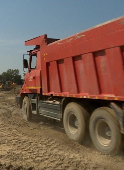 nákladiaky prevážajúce štrkopiesok