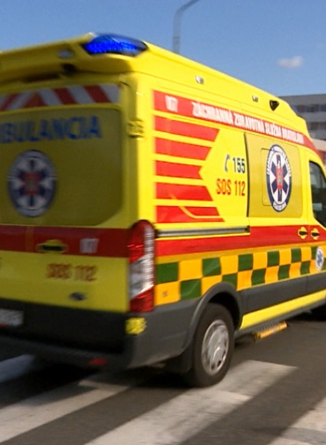 Dve deti ostávajú po nehode v nemocnici. Po mužovi, ktorého auto tiež zrazilo, pátra polícia