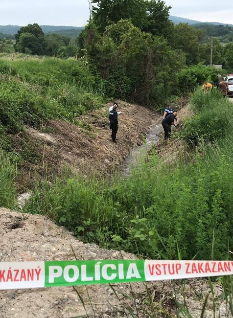Pri čistení potoku mali nájsť ľudské pozostatky. Na mieste zasahuje polícia