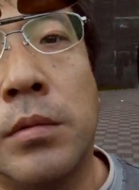 japonec v okuliaroch blizko pri kamere