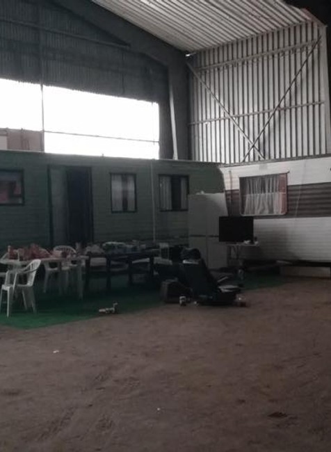 Cigarety, zbrane aj drogové laboratórium. Kukláči zasahovali v Michalovciach